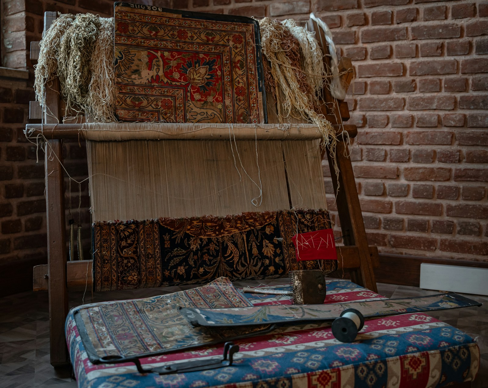 Tibetan knotting at the loom with a parallel metal rod