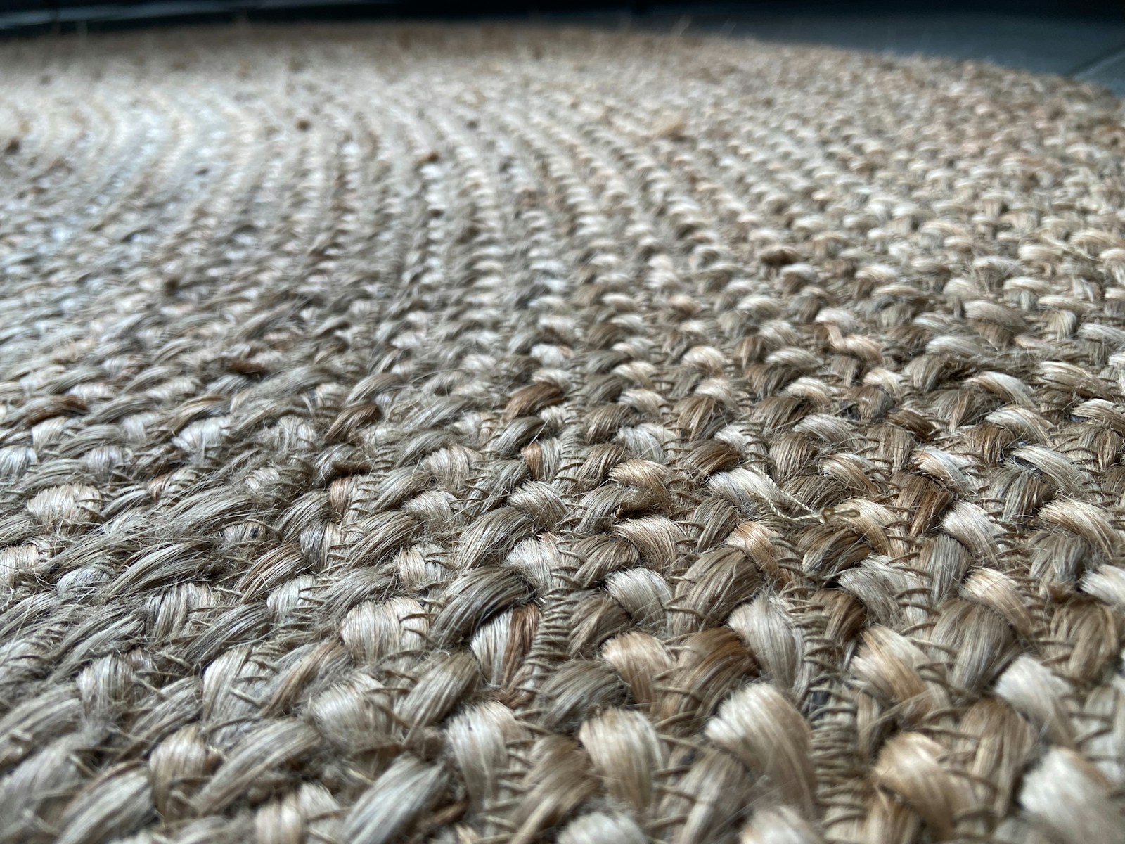 Dettaglio di un tappeto in sisal con la caratteristica struttura vegetale grezza