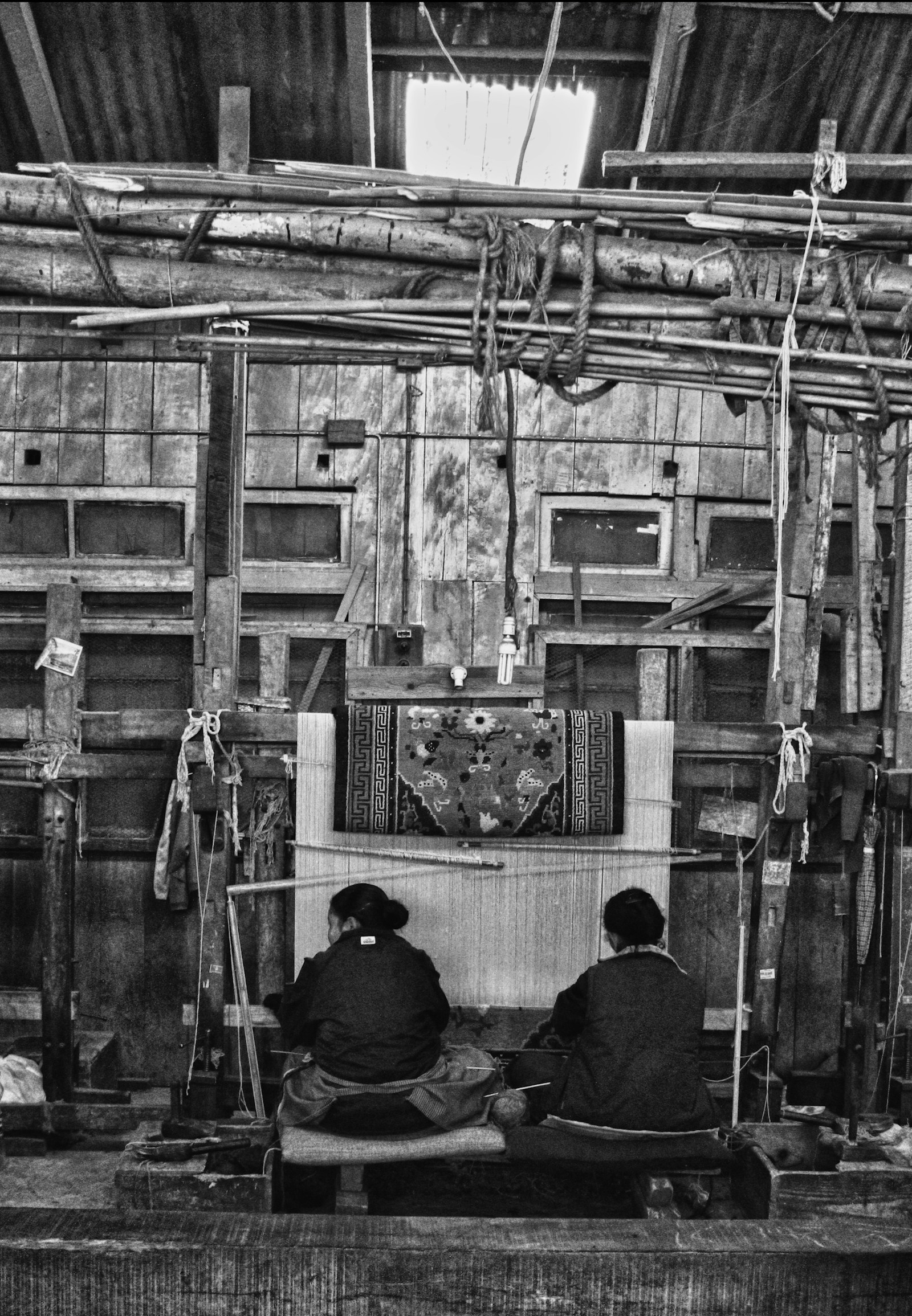 Weaver at the loom as a symbol of fair production conditions