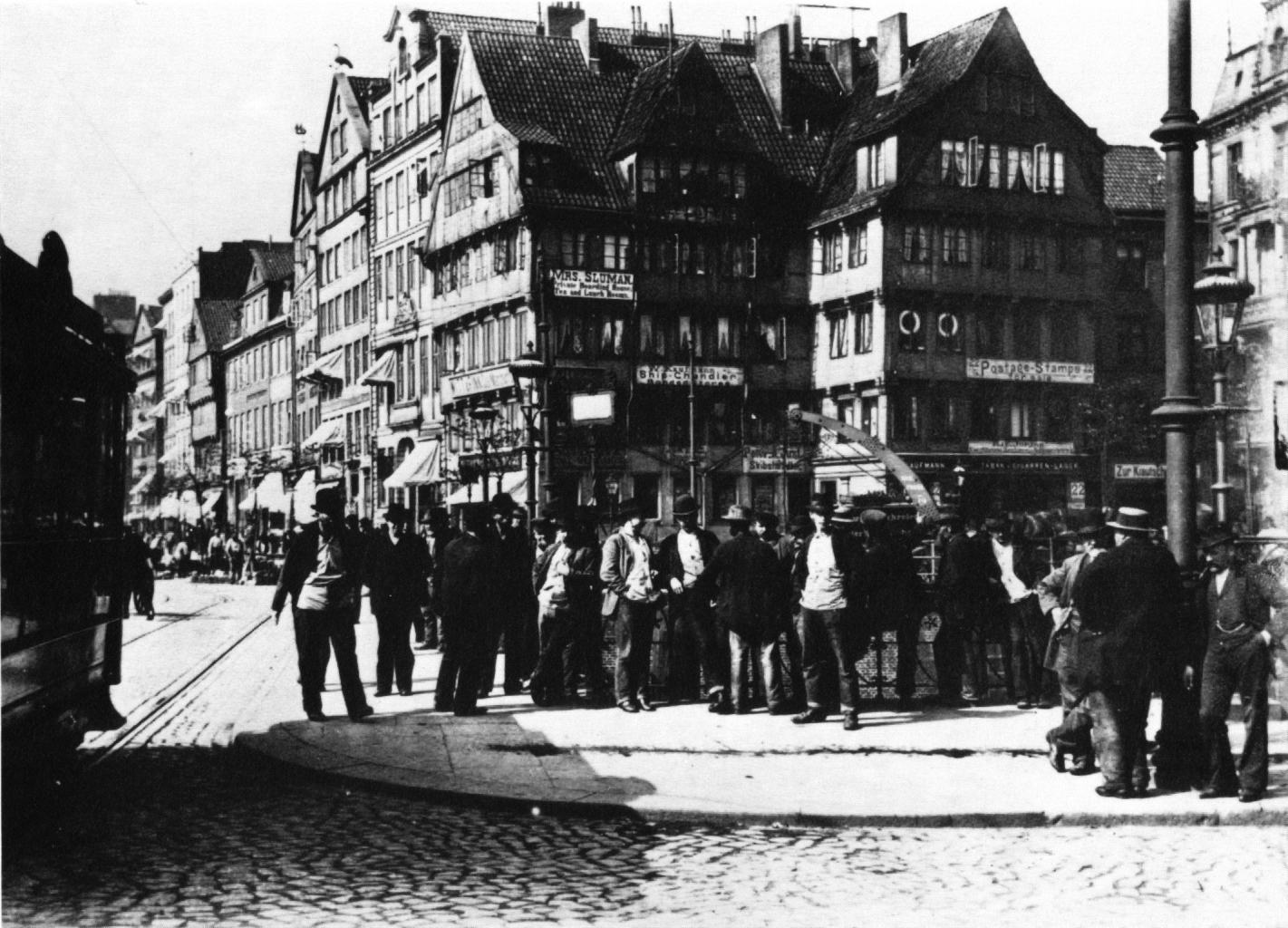 Hamburg dock workers loading goods, around 1899