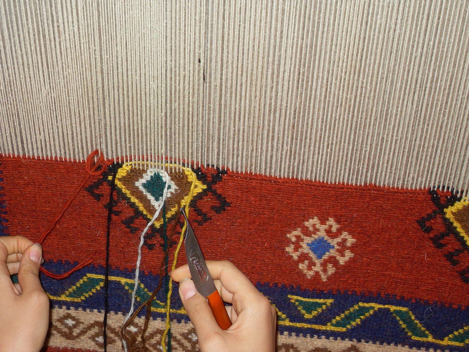 Noueuses qashqai à un métier au sol près de Firuzabad, Iran