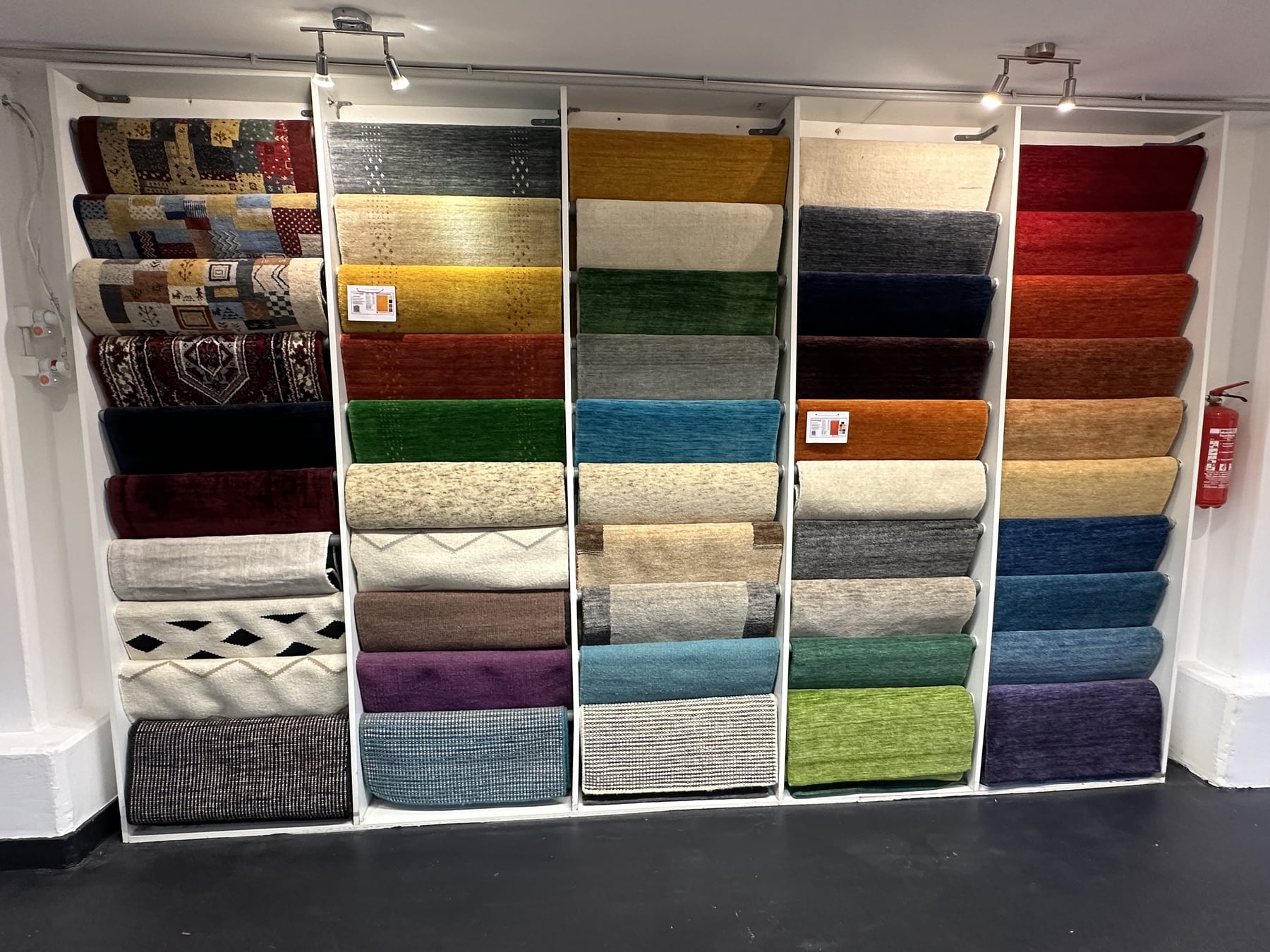 Sortierter Sample-Schauwand im Morgenland-Showroom