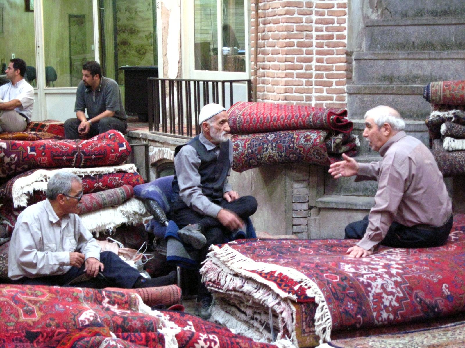 Atelier de nouage iranien avec tapis finis